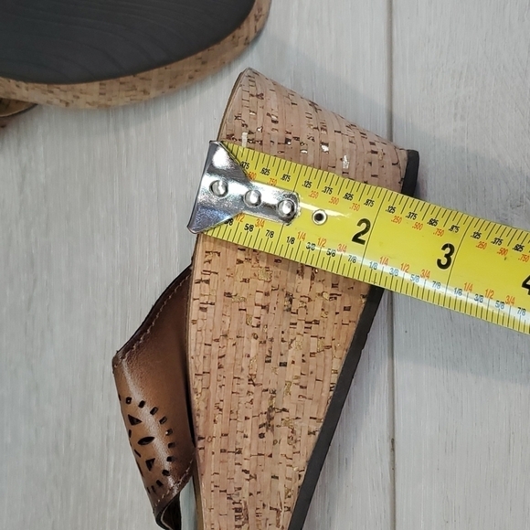 Clarks "Like New"Womens T Strap Wedge Comfort Sandals shoes sz 8M - Picture 9 of 11